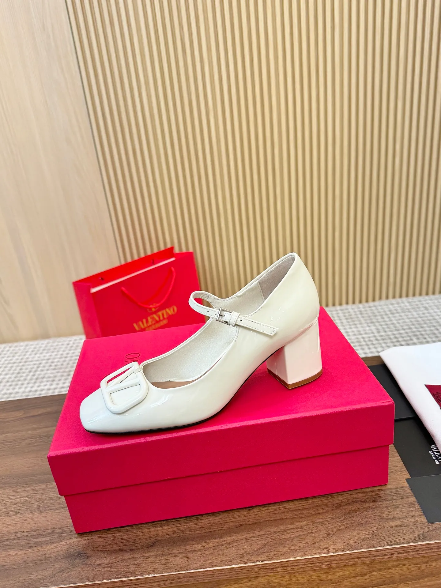 👟👟Ex-factory price 460👟👟 Genuine leather sole + 40 Valentino. Large v-buckle sandals ㊙️Latest series of counters Authentic grade version with perfect details. Authentic products are made one to one. All details are consistent with genuine ones. The upper foot is very pedicure type. The key point is that it is very good and easy to control. It does not grind the feet and does not tire the feet. Walking artifact, exclusive mold opening. The highest version on the market. Fabric: imported mixed sheepskin, lining and foot pads are all sheepskin. Code number (34 to 42) Customized sizes 34 and 42 are non-returnable and non-exchangeable. Heel height: 7.5CM. Rubber sole, leather sole +40